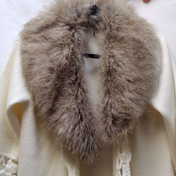 Elegant Cream Cardigan with Faux Fur Collar - Picture 2 of 7